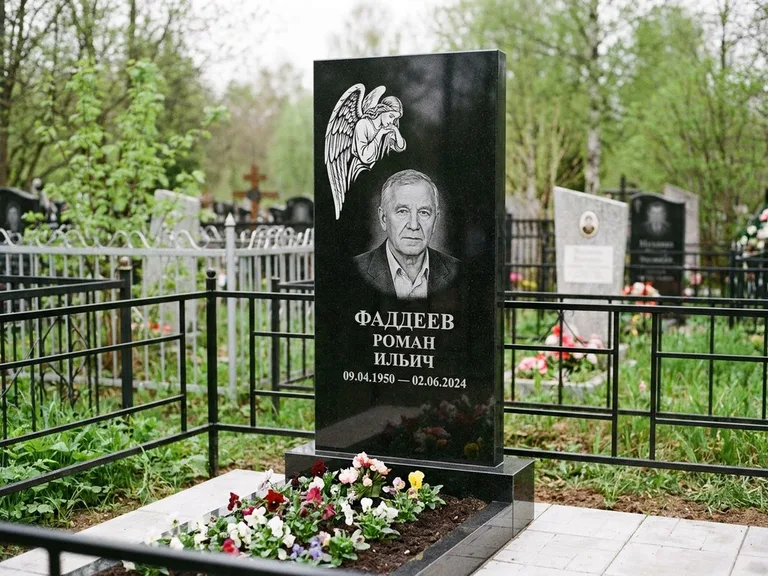 Памятник с гравировкой ангела — белая гравировка скорбящего ангела над портретом, работа «Фаддеев» в Тольятти