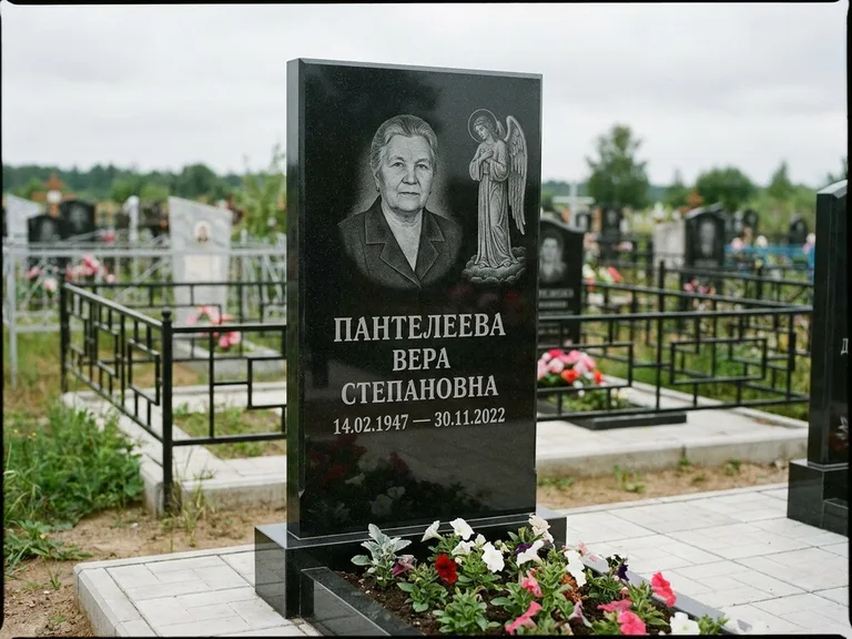 Памятник с гравировкой ангела — гравировка ангела-хранителя сбоку от портрета, работа «Пантелеева» в Тольятти