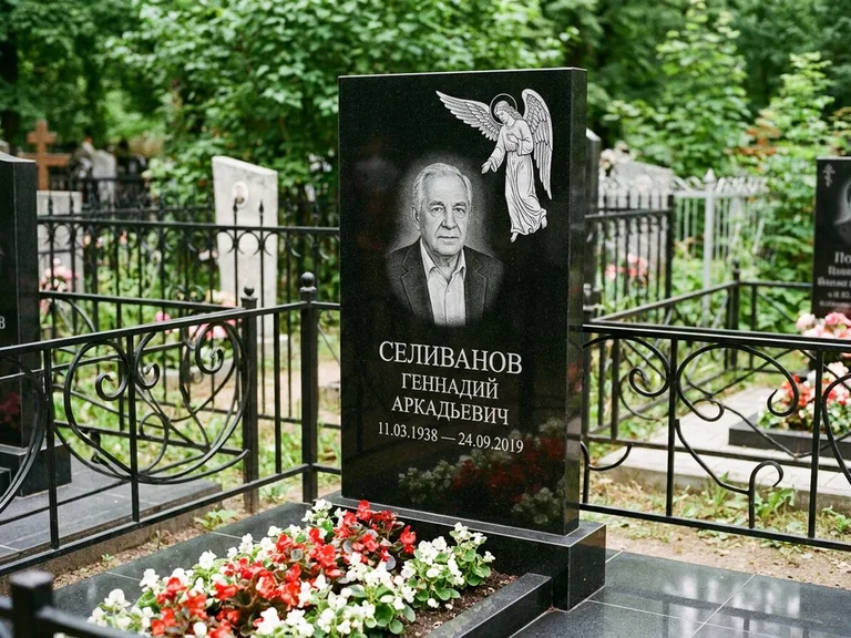 Памятник с гравировкой ангела — белая гравировка скорбящего ангела над портретом, работа «Селиванов» в Тольятти
