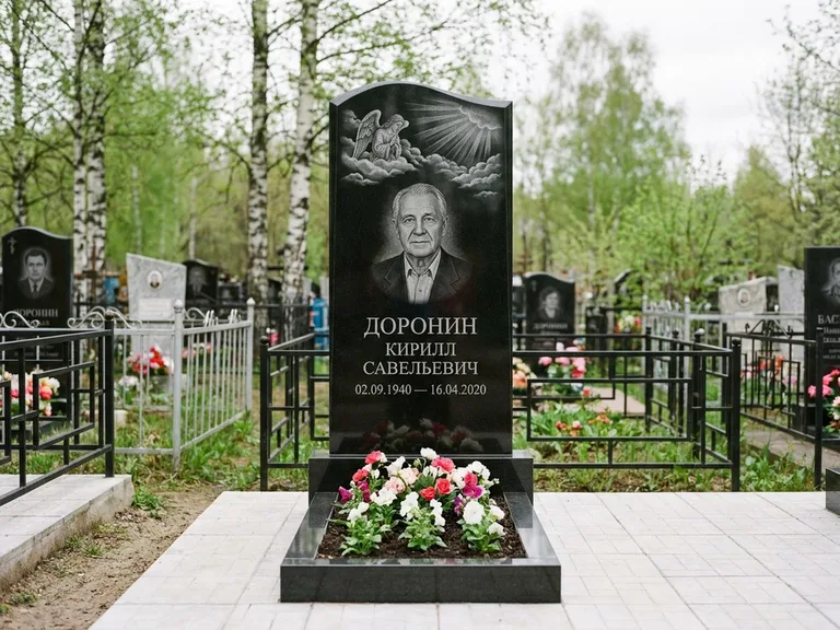 Памятник с гравировкой ангела — гравировка ангела в облаках с лучами над портретом, работа «Доронин» в Тольятти