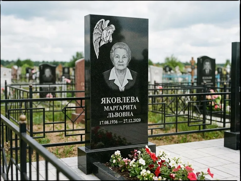 Памятник с гравировкой ангела — белая гравировка скорбящего ангела над портретом, работа «Яковлева» в Тольятти
