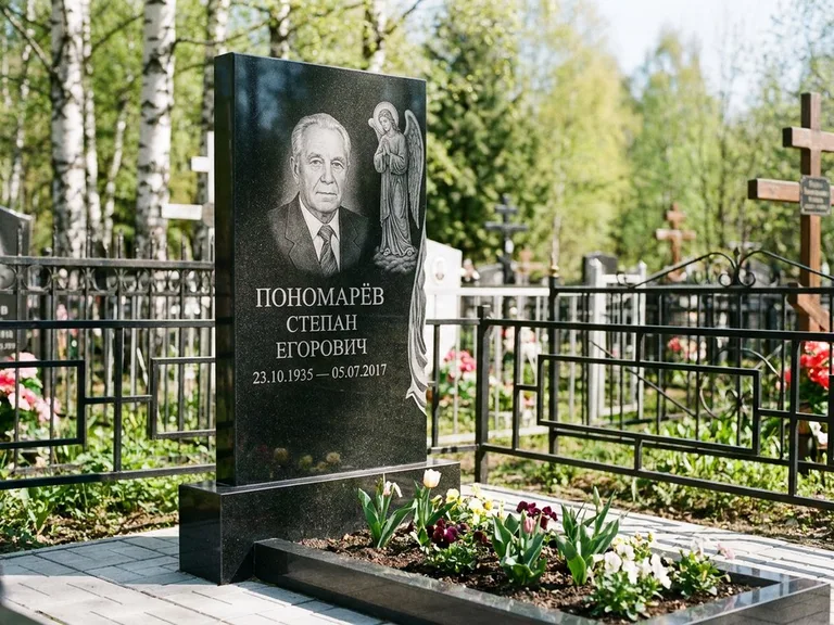 Памятник с гравировкой ангела — гравировка ангела-хранителя сбоку от портрета, работа «Пономарёв» в Тольятти