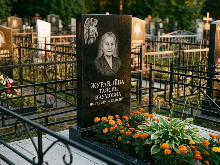 Памятник с гравировкой ангела — гравировка молящегося ангела в верхней части стелы, работа «Журавлёва» в Тольятти
