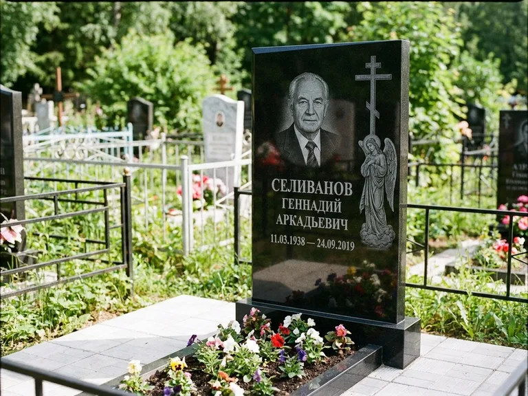 Памятник с гравировкой ангела — гравировка ангела с крестом рядом с эпитафией, работа «Селиванов» в Тольятти