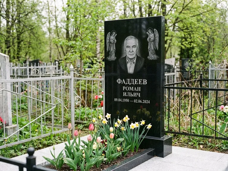 Памятник с гравировкой ангела — гравировка двух ангелов по сторонам портрета, работа «Фаддеев» в Тольятти