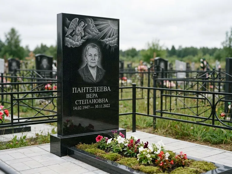 Памятник с гравировкой ангела — гравировка ангела в облаках с лучами над портретом, работа «Пантелеева» в Тольятти