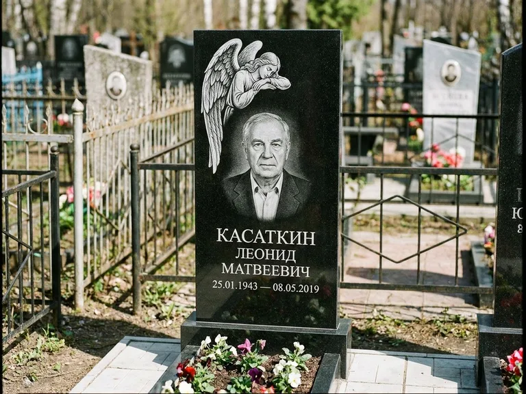 Памятник с гравировкой ангела — белая гравировка скорбящего ангела над портретом, работа «Касаткин» в Тольятти