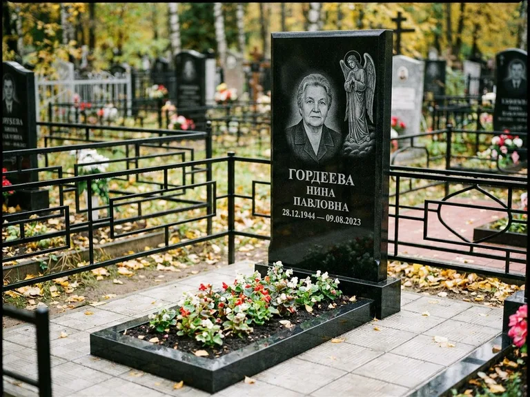 Памятник с гравировкой ангела — гравировка ангела-хранителя сбоку от портрета, работа «Гордеева» в Тольятти