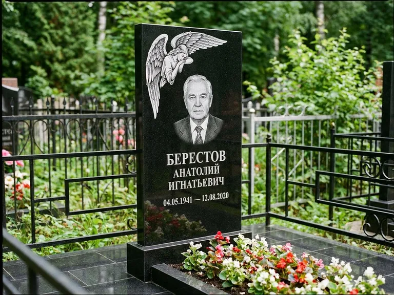 Памятник с гравировкой ангела — гравировка молящегося ангела в верхней части стелы, работа «Свиридов» в Тольятти