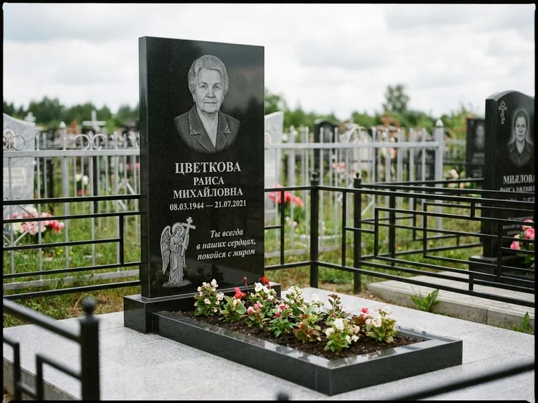 Памятник с гравировкой ангела — гравировка двух ангелов по сторонам портрета, работа «Яковлева» в Тольятти