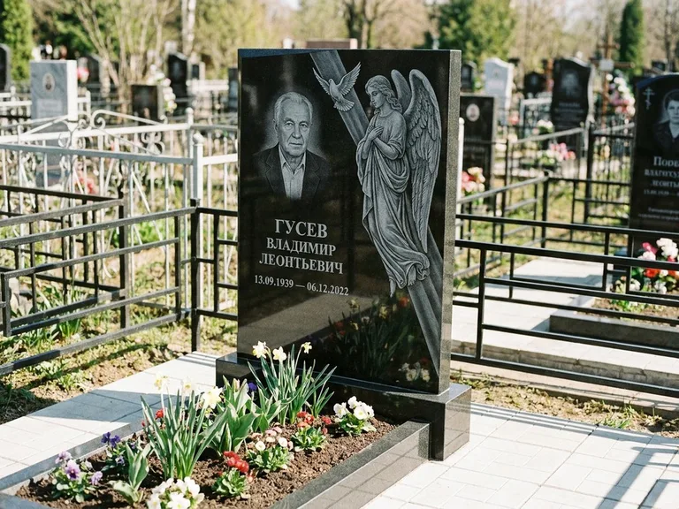 Памятник с гравировкой ангела — гравировка ангела в облаках с лучами над портретом, работа «Пономарёв» в Тольятти