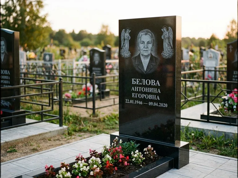 Памятник с гравировкой ангела — белая гравировка скорбящего ангела над портретом, работа «Журавлёва» в Тольятти