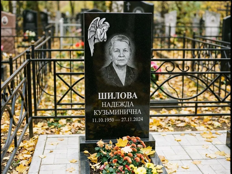 Памятник с гравировкой ангела — гравировка молящегося ангела в верхней части стелы, работа «Гордеева» в Тольятти