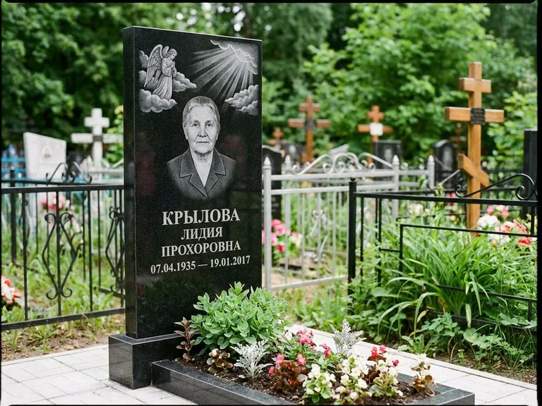 Памятник с гравировкой ангела — гравировка ангела в облаках с лучами над портретом, работа «Лобанова» в Тольятти