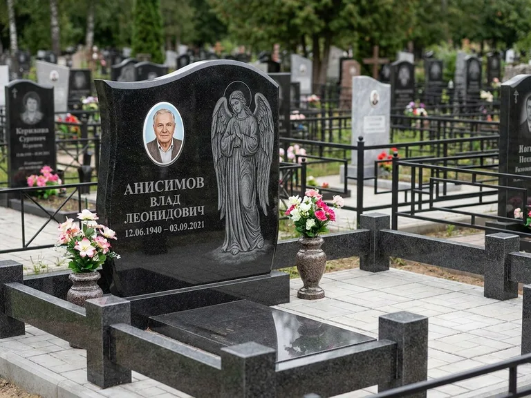 Памятник с гравировкой ангела — белая гравировка скорбящего ангела над портретом, работа «Свиридов» в Тольятти