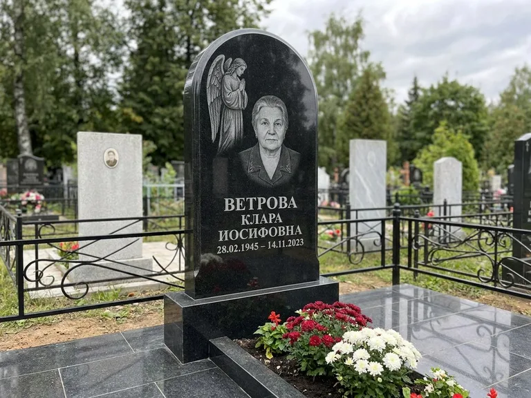 Памятник с гравировкой ангела — гравировка ангела-хранителя сбоку от портрета, работа «Игнатова» в Тольятти