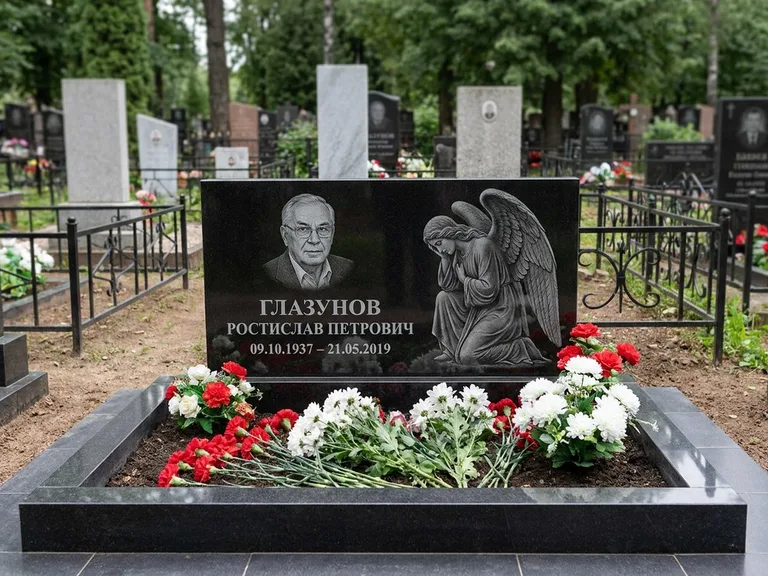 Памятник с гравировкой ангела — гравировка молящегося ангела в верхней части стелы, работа «Доронин» в Тольятти