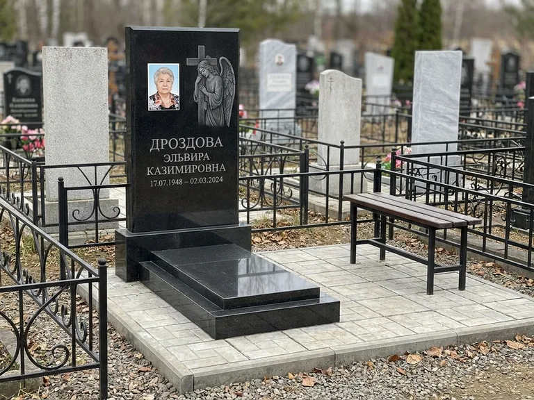 Памятник с гравировкой ангела — гравировка ангела с крестом рядом с эпитафией, работа «Яковлева» в Тольятти