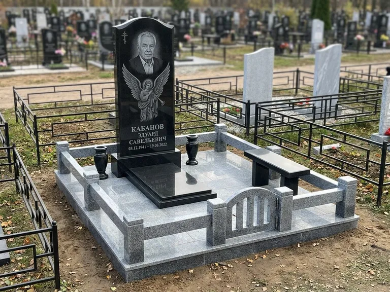 Памятник с гравировкой ангела — гравировка ангела с голубем по диагонали стелы, работа «Пономарёв» в Тольятти