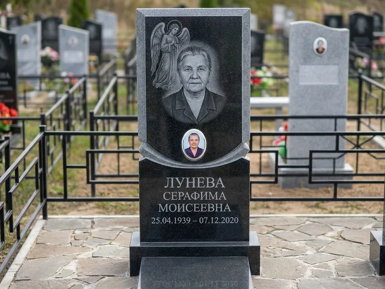 Памятник с гравировкой ангела — гравировка двух ангелов по сторонам портрета, работа «Журавлёва» в Тольятти