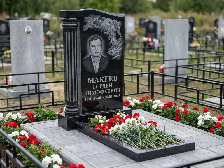 Памятник с гравировкой ангела — гравировка ангела в облаках с лучами над портретом, работа «Селиванов» в Тольятти