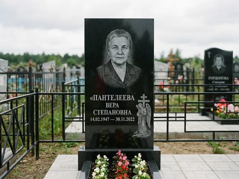 Памятник с гравировкой ангела — гравировка ангела с крестом рядом с эпитафией, работа «Пантелеева» в Тольятти