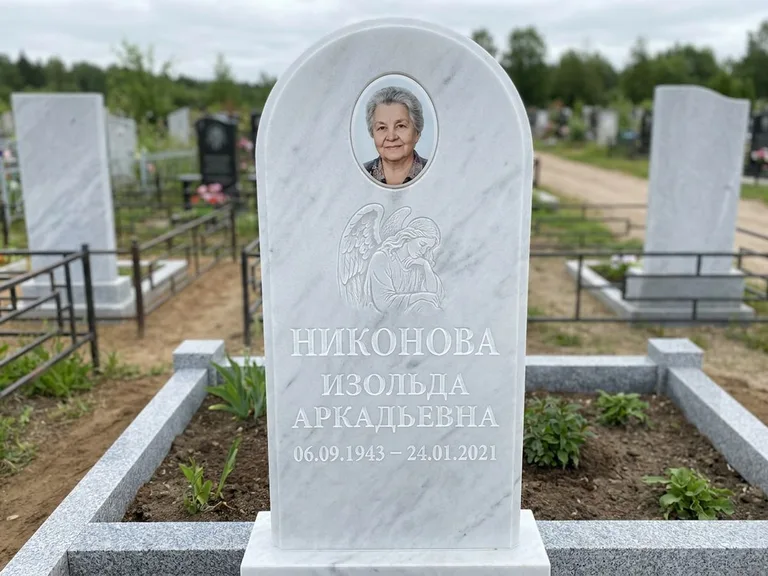 Памятник с гравировкой ангела — белая гравировка скорбящего ангела над портретом, работа «Гордеева» в Тольятти