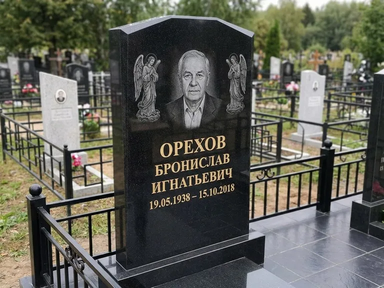 Памятник с гравировкой ангела — гравировка ангела-хранителя сбоку от портрета, работа «Фаддеев» в Тольятти