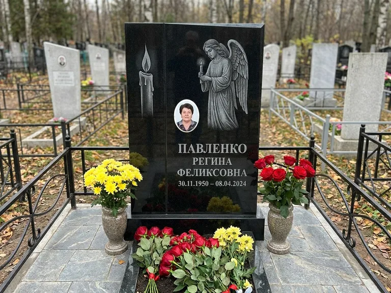 Памятник с гравировкой ангела — гравировка молящегося ангела в верхней части стелы, работа «Пантелеева» в Тольятти