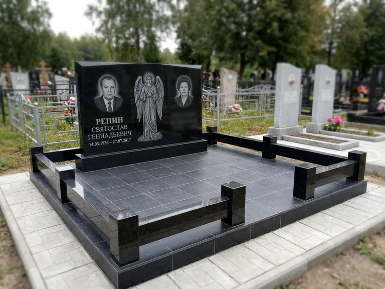 Памятник с гравировкой ангела — гравировка ангела с крестом рядом с эпитафией, работа «Касаткин» в Тольятти