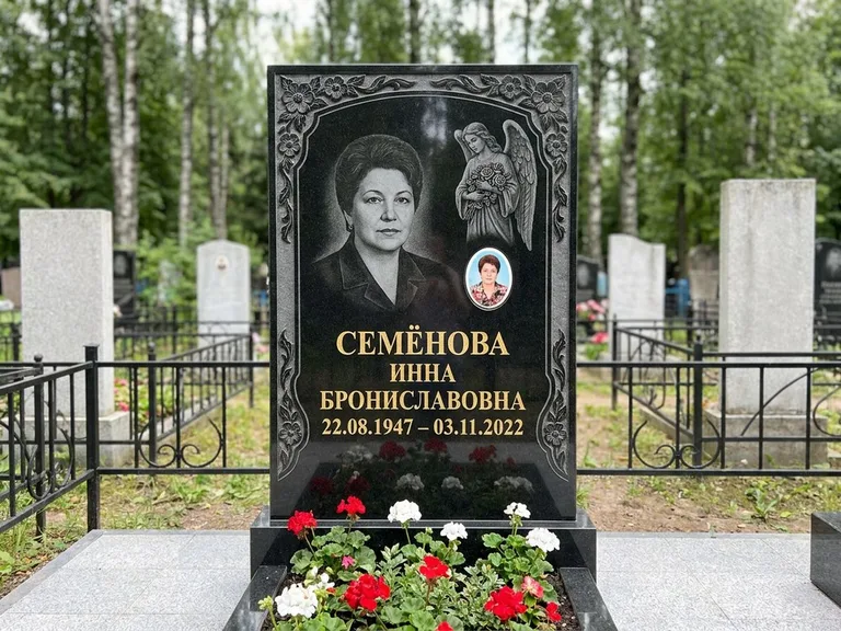 Памятник с гравировкой ангела — гравировка ангела с голубем по диагонали стелы, работа «Лобанова» в Тольятти