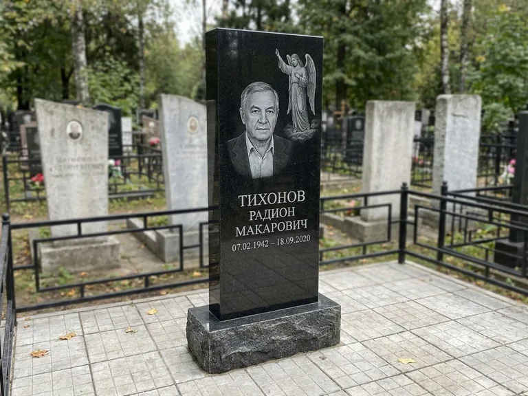 Памятник с гравировкой ангела — гравировка двух ангелов по сторонам портрета, работа «Свиридов» в Тольятти
