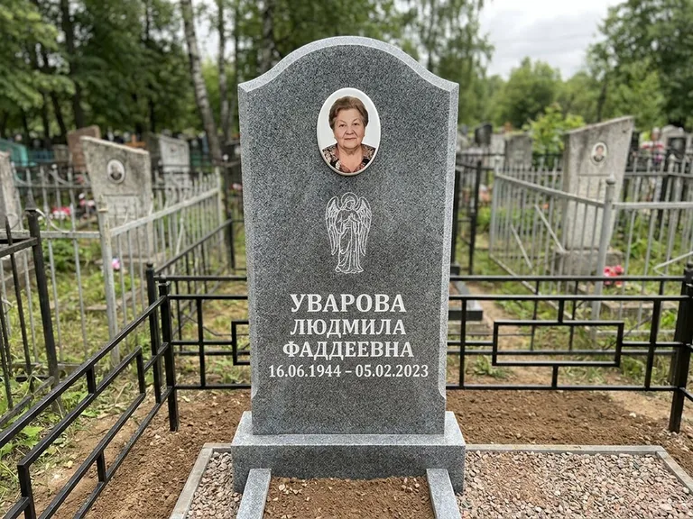 Памятник с гравировкой ангела — гравировка ангела в облаках с лучами над портретом, работа «Игнатова» в Тольятти