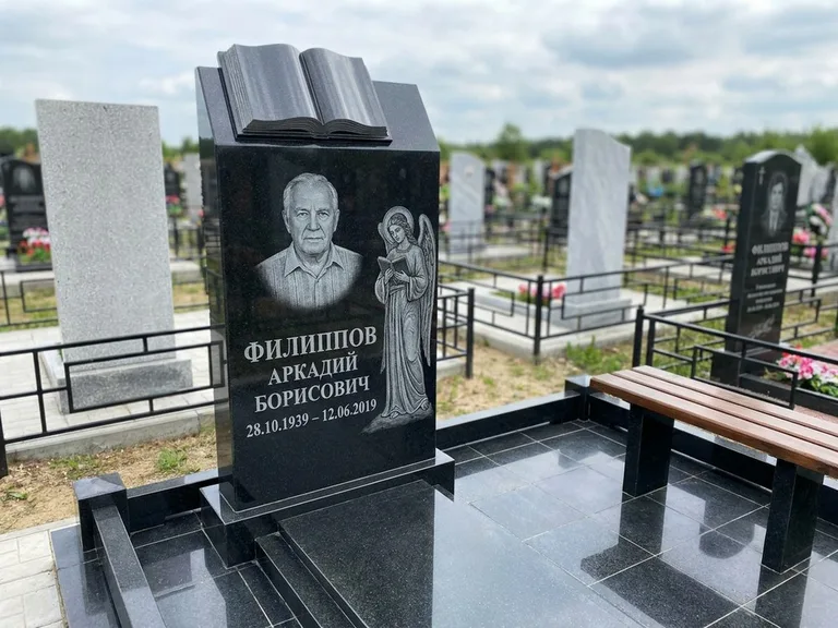 Памятник с гравировкой ангела — белая гравировка скорбящего ангела над портретом, работа «Доронин» в Тольятти
