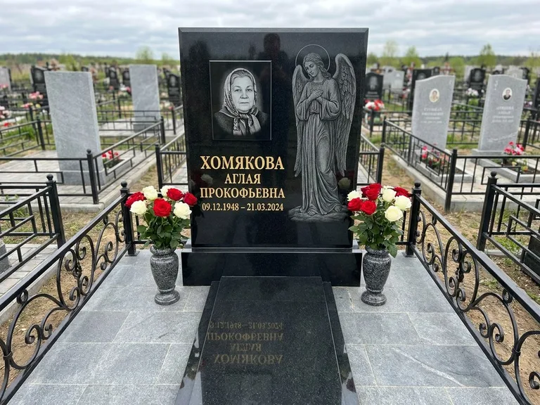 Памятник с гравировкой ангела — гравировка ангела-хранителя сбоку от портрета, работа «Яковлева» в Тольятти