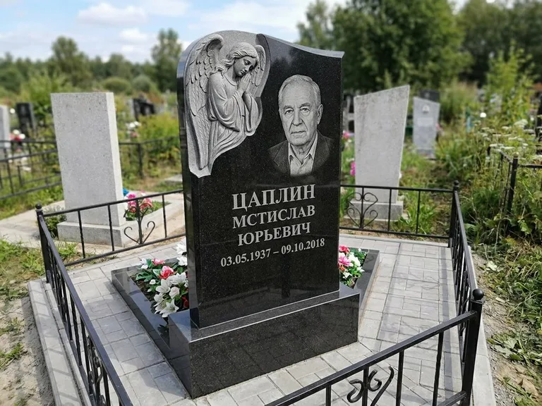 Памятник с гравировкой ангела — гравировка молящегося ангела в верхней части стелы, работа «Пономарёв» в Тольятти
