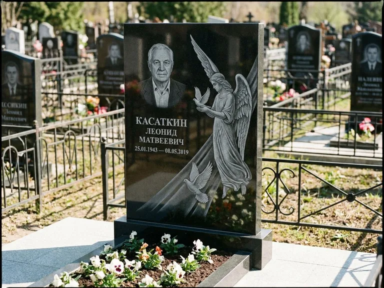 Памятник с гравировкой ангела — гравировка ангела с голубем по диагонали стелы, работа «Касаткин» в Тольятти