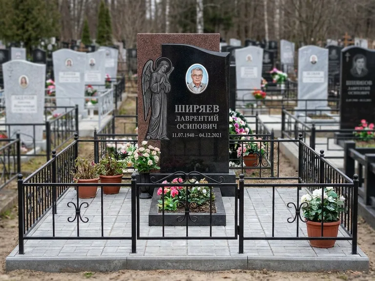 Памятник с гравировкой ангела — гравировка ангела с голубем по диагонали стелы, работа «Селиванов» в Тольятти