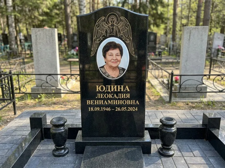 Памятник с гравировкой ангела — гравировка двух ангелов по сторонам портрета, работа «Гордеева» в Тольятти