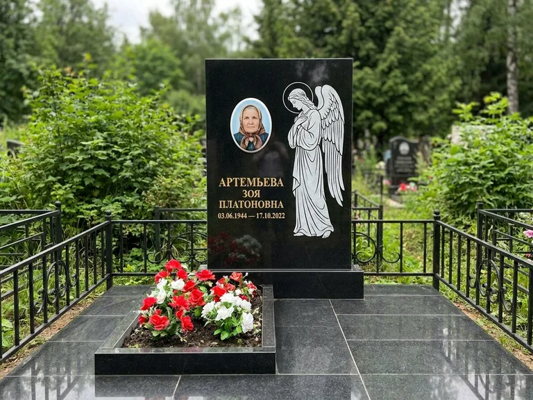 Памятник с гравировкой ангела — гравировка ангела в облаках с лучами над портретом, работа «Фаддеев» в Тольятти