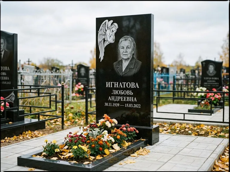 Памятник с гравировкой ангела — белая гравировка скорбящего ангела над портретом, работа «Игнатова» в Тольятти