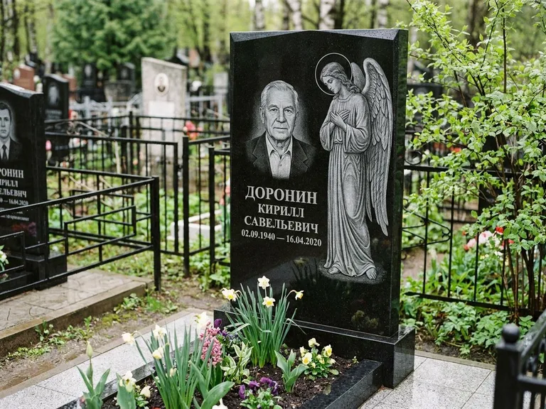 Памятник с гравировкой ангела — гравировка ангела-хранителя сбоку от портрета, работа «Доронин» в Тольятти