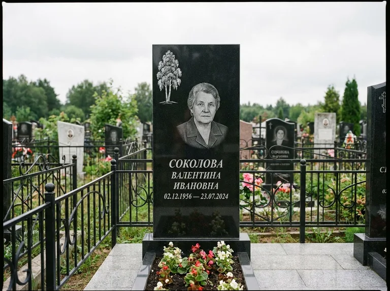 Памятник с гравировкой берёзы — гравировка одинокой берёзы над именем, работа «Соколова» в Тольятти