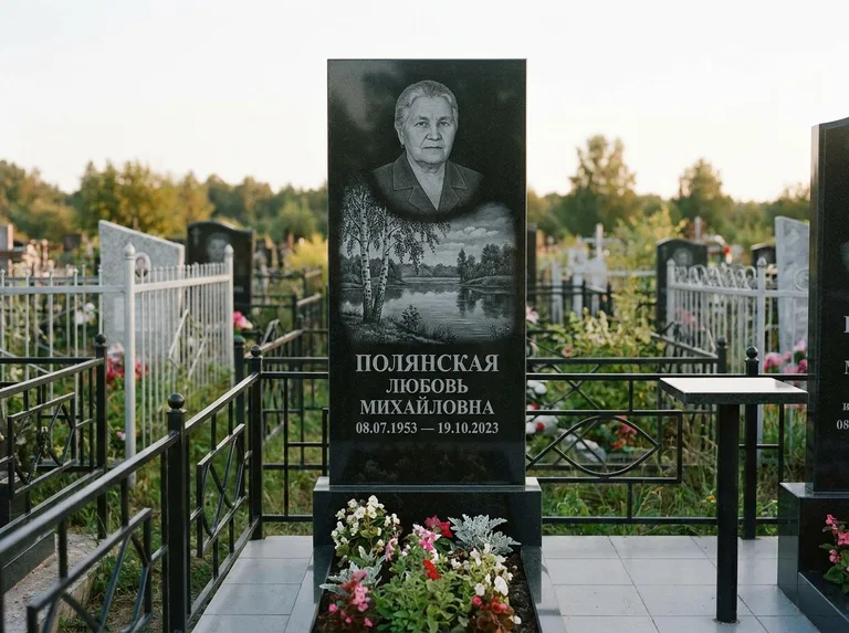Памятник с гравировкой берёзы — гравировка берёзы у зеркального озера, работа «Полянская» в Тольятти