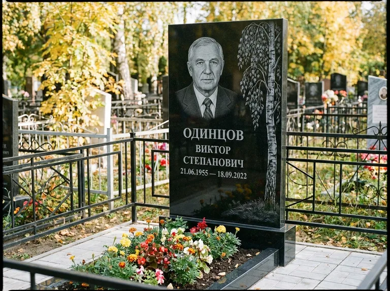 Памятник с гравировкой берёзы — гравировка плакучей берёзы с тонкими ветвями, работа «Одинцов» в Тольятти