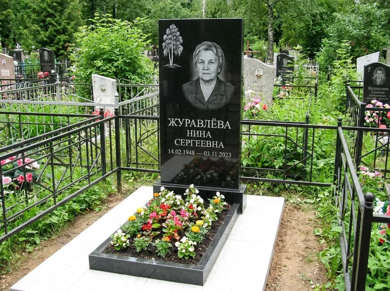Памятник с гравировкой берёзы — гравировка одинокой берёзы над именем, работа «Журавлёва» в Тольятти