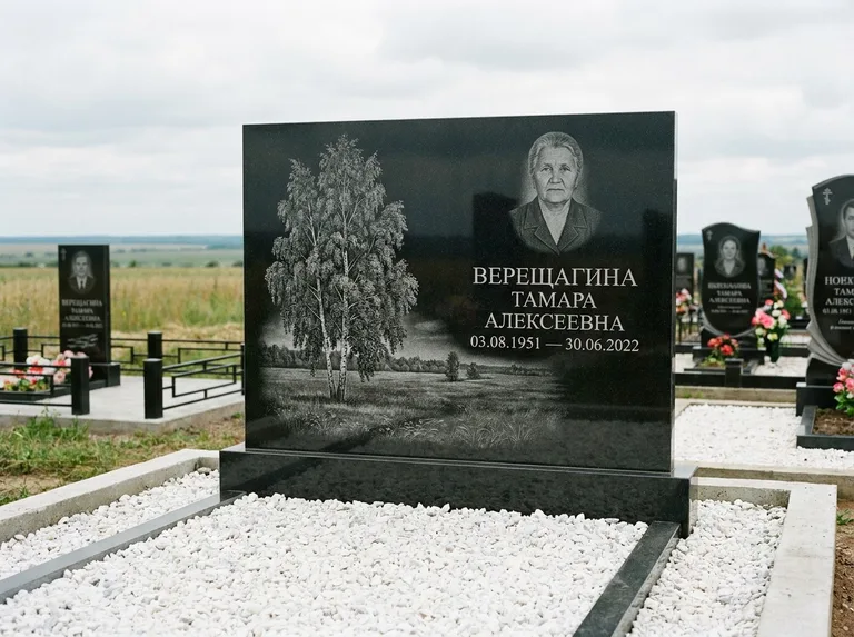 Памятник с гравировкой берёзы: широкая горизонтальная стела — берёза у поля, простор до горизонта, белая мраморная крошка с бордюром, работа «Верещагина» в Тольятти