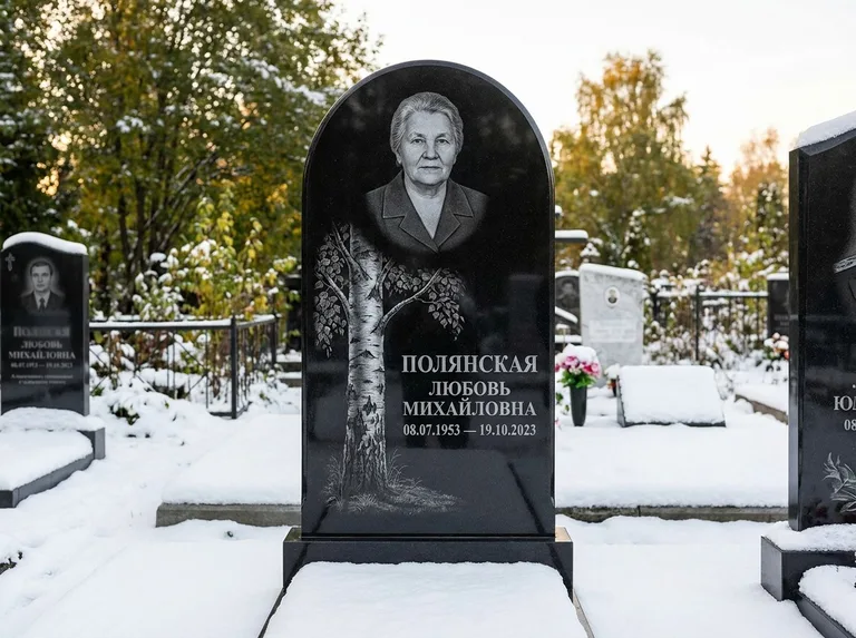 Памятник с гравировкой берёзы: полукруглая стела — объёмная одинокая берёза с фактурной корой, заснеженный зимний участок, работа «Полянская» в Тольятти