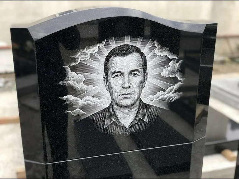 Гравировка фото на памятнике — с фоном в Тольятти