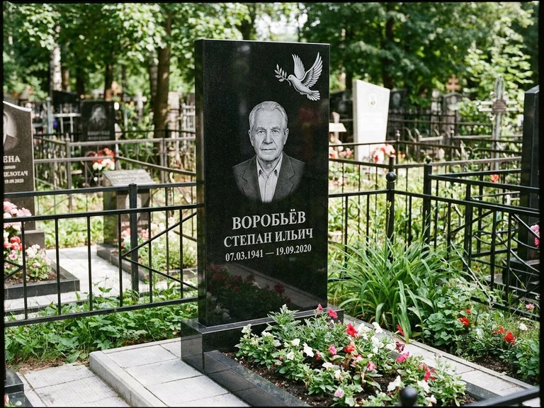 Гравировка голубей на памятник в Тольятти — памятник из чёрного гранита с гравировкой